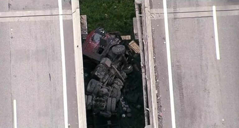 Carreta despenca no Rodoanel em Itaquaquecetuba: motorista socorrido