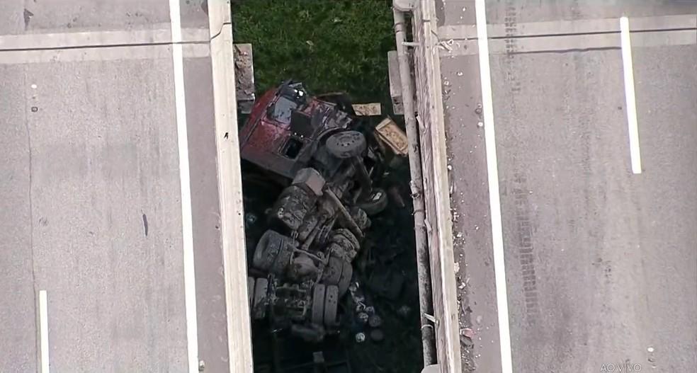 Carreta caiu no vão das pistas do Rodoanel Mário Covas