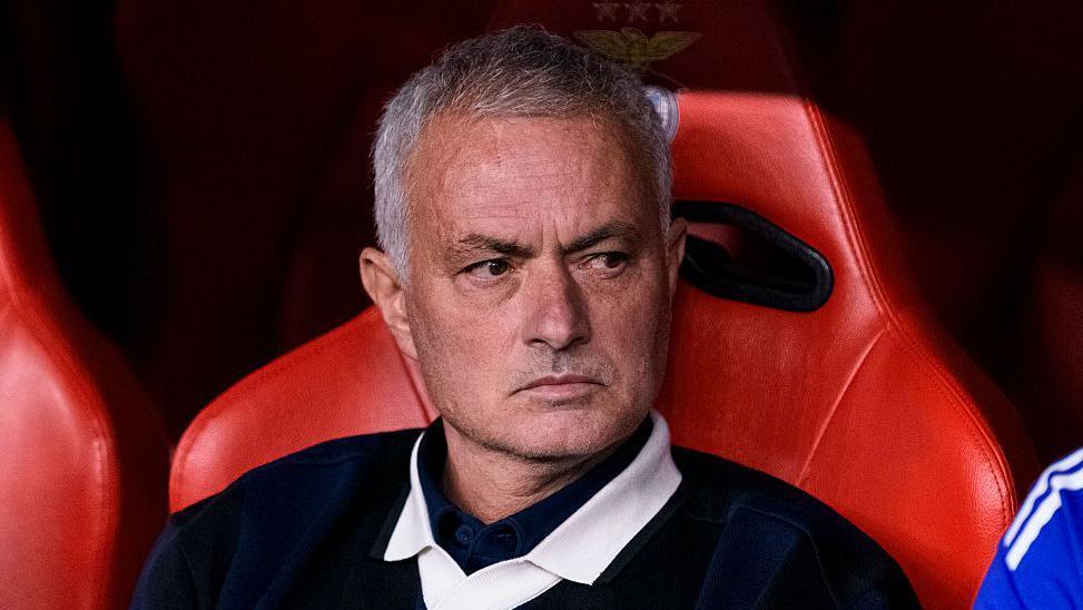 Jose Mourinho no banco de reservas do Fenerbahce