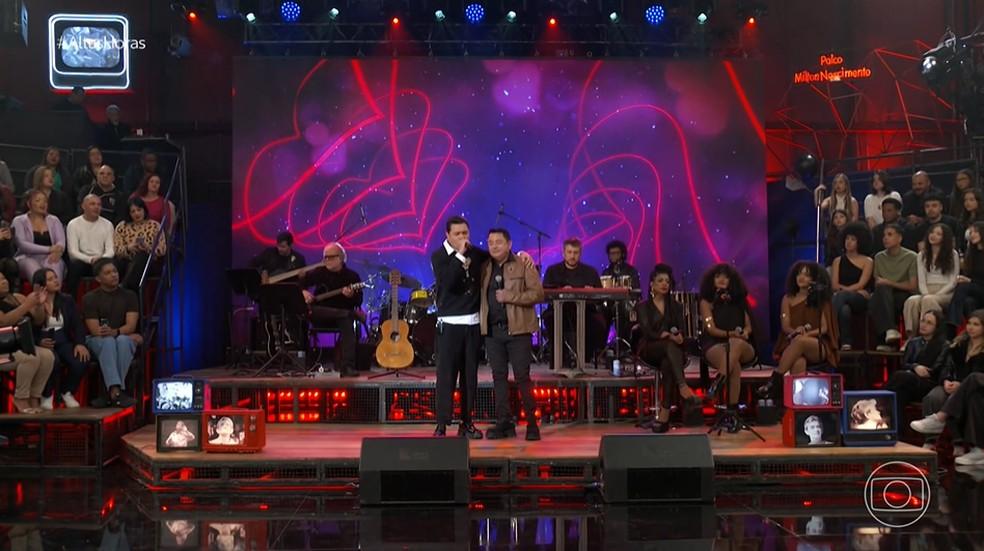 Felipe Araújo canta junto do pai, João Reis, no Altas Horas