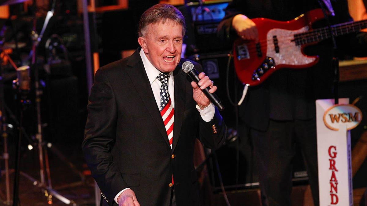 Bill Anderson cantando no Grand Ole Opry