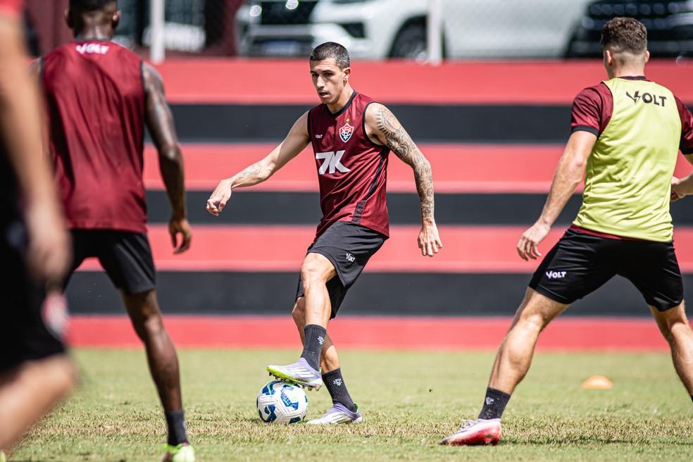 Aitor Cantalapiedra em treino do Vitória