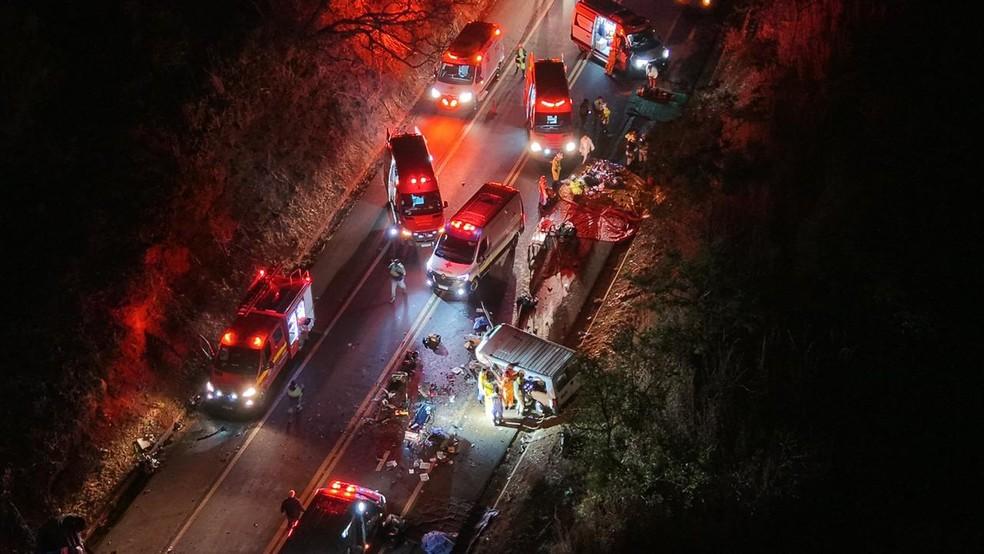 Equipes de resgate atendem vítimas de colisão entre carro e van na BR-452, em Uberlândia; quatro pessoas morreram e 16 ficaram feridas.
