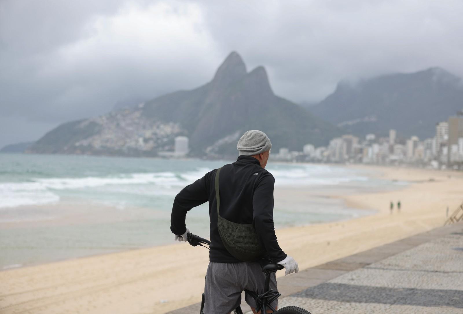 Cariocas tiram casacos do armário para praticar atividades físicas na orla da Zona Sul neste sábado