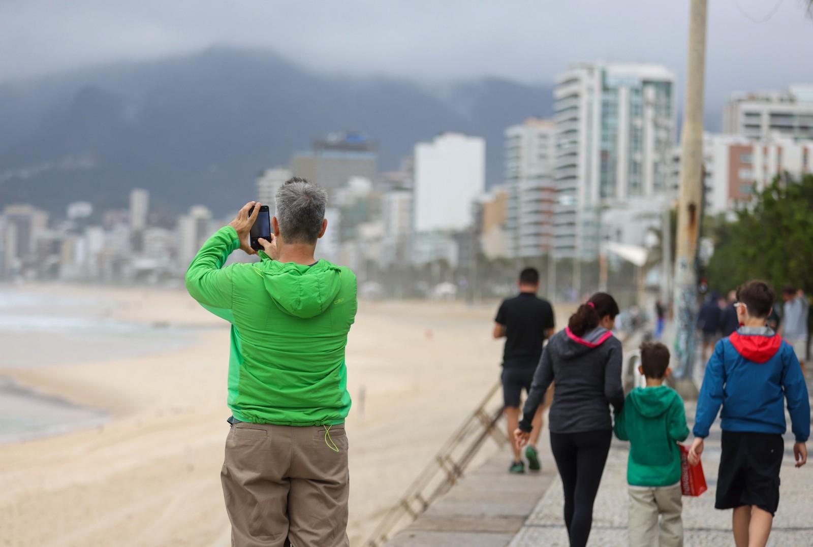 No Arpoador, mesmo com céu nublado, natureza é fotografada