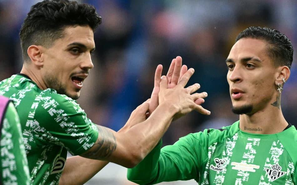 Antony cumprimenta Bartra antes da final da Conference League entre Betis e Chelsea.