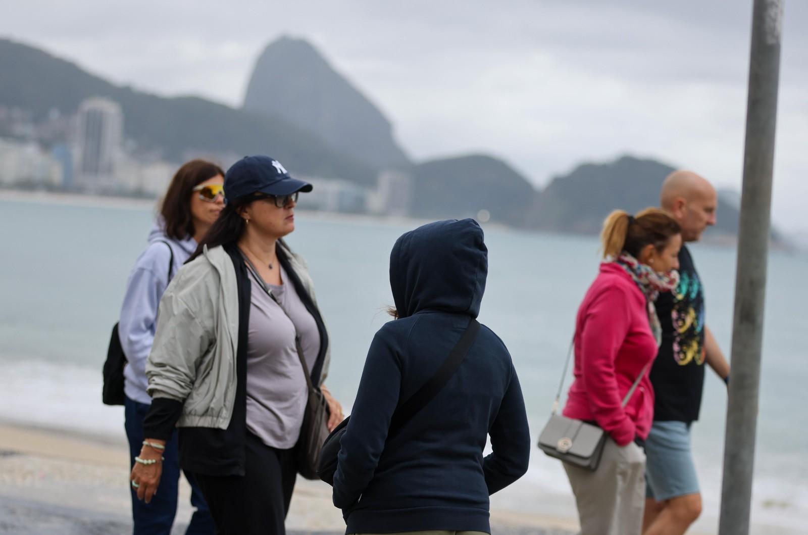 Em Copacabana, adultos caminhão protegidos da friaca