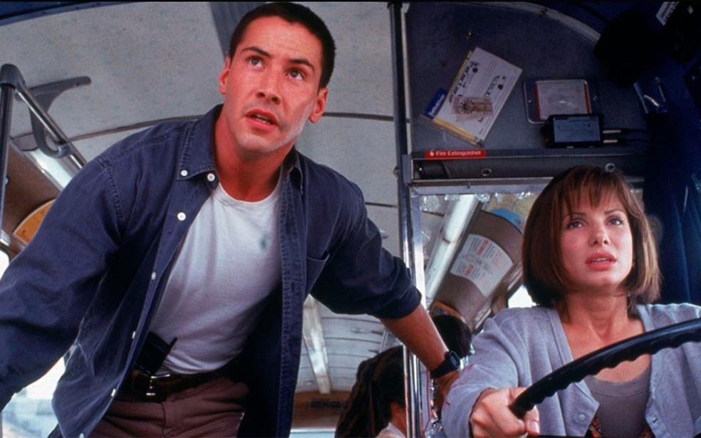 Keanu Reeves ao lado de Sandra Bullock em 'Velocidade Máxima'.