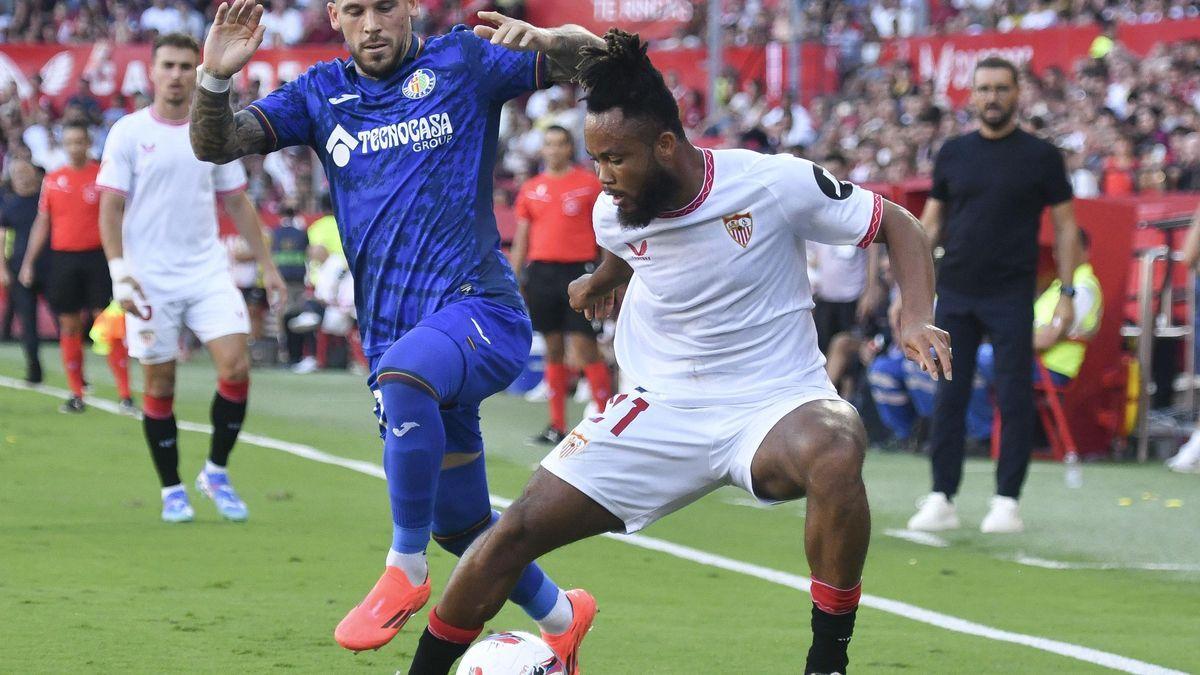 Chidera Ejuke disputa um balón com Carles Pérez durante o encontro de LaLiga entre Sevilla FC e Getafe CF