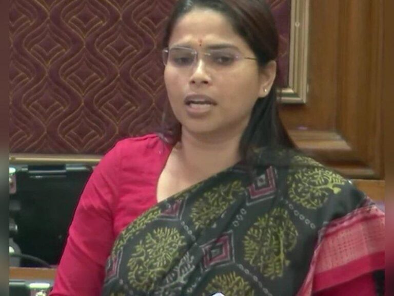 Polêmica na Assembleia: Pooja Pal elogia Yogi Adityanath e gera divisão no SP