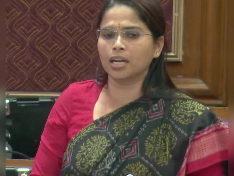 Pooja Pal elogia Yogi Adityanath durante discurso na Assembleia