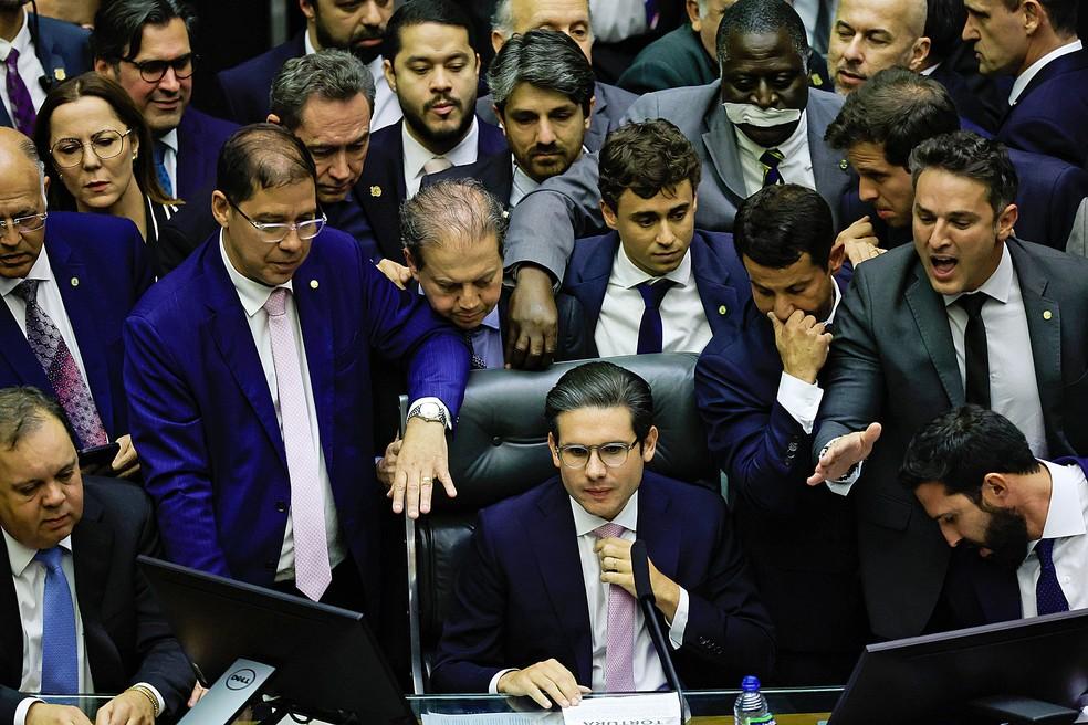 Presidente da Câmara, Hugo Motta, retoma a sessão plenária após obstrução da oposição.