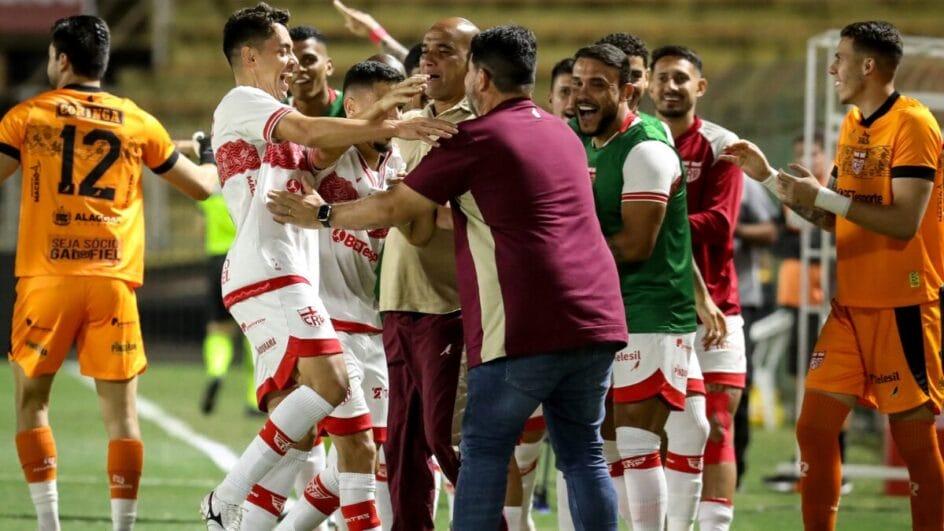 Jogadores do CRB comemorando vitória.
