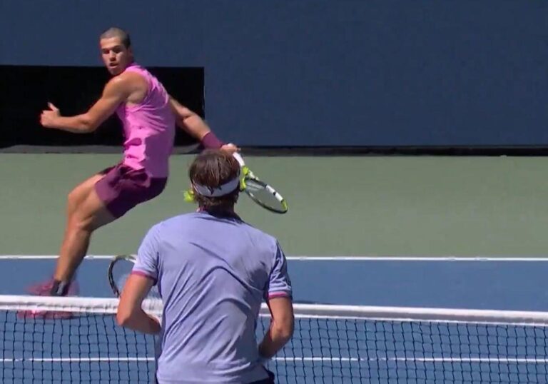 Alcaraz Brilha com Golpe Mágico e Avança nos Octavos do US Open