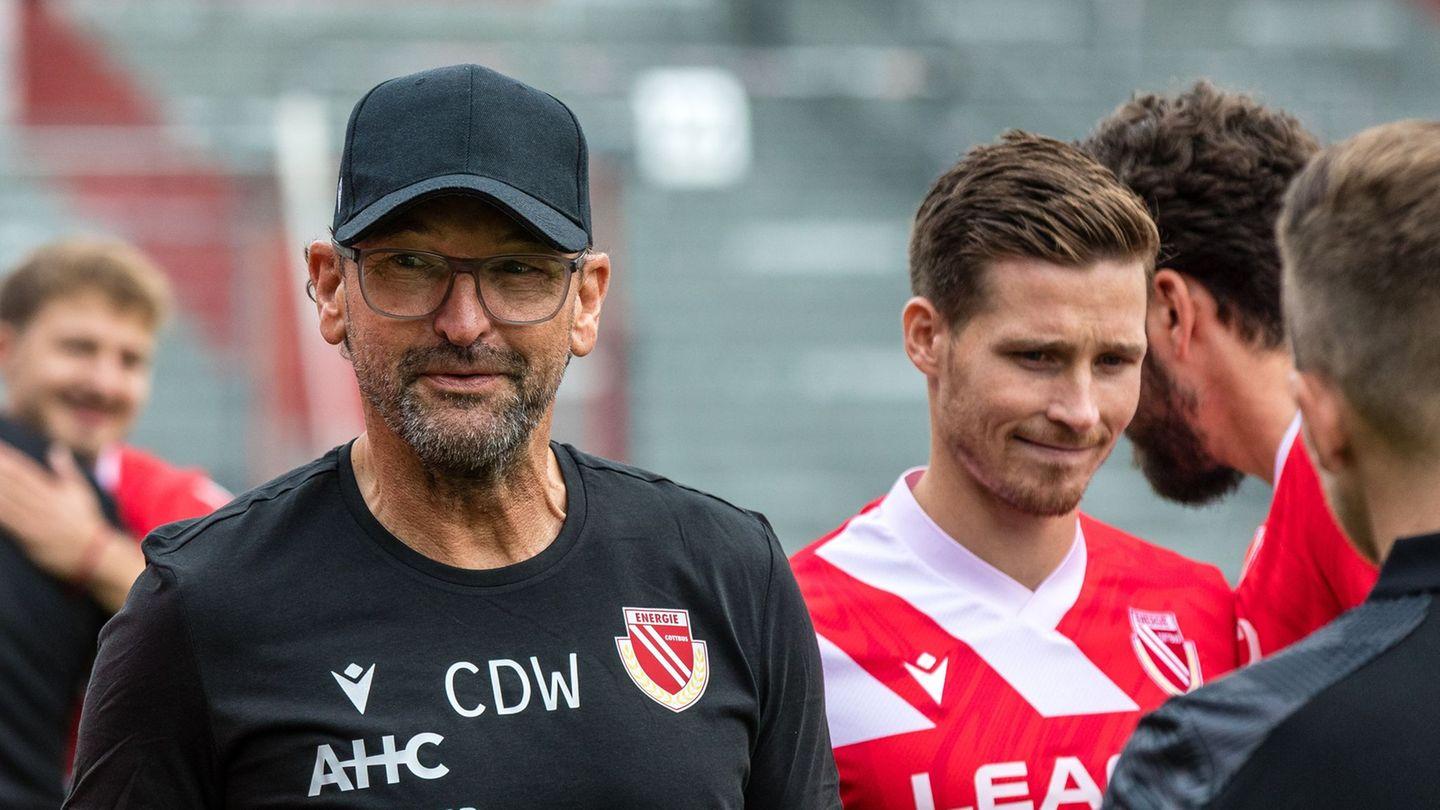 Claus-Dieter Wollitz, treinador do Cottbus, em busca de um grande jogo no DFB-Pokal