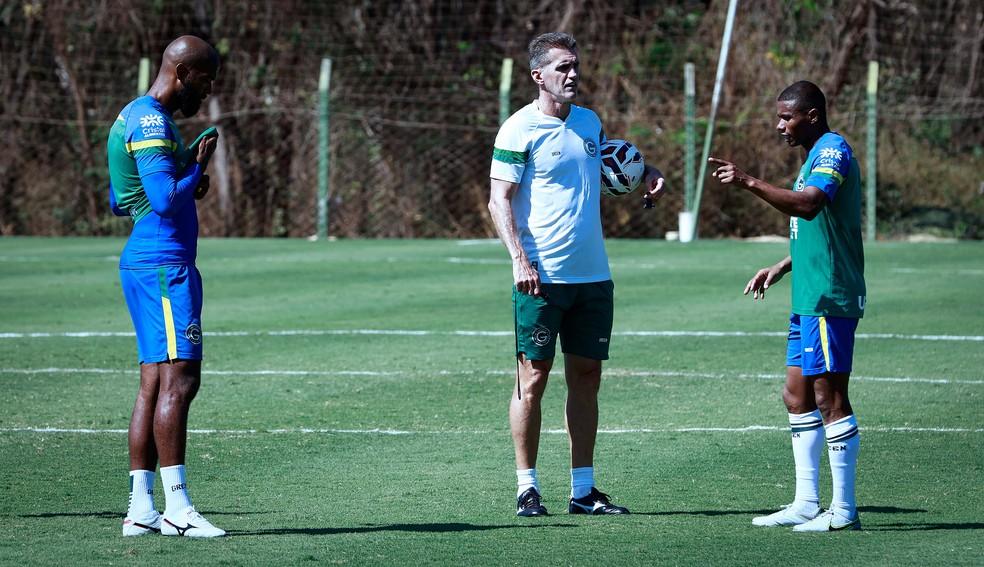 Mancini conversa com Juninho antes do jogo contra o Operário-PR
