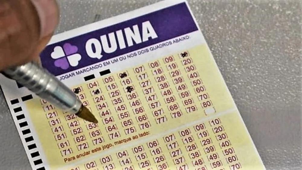 Apostador preenchendo o volante da Quina
