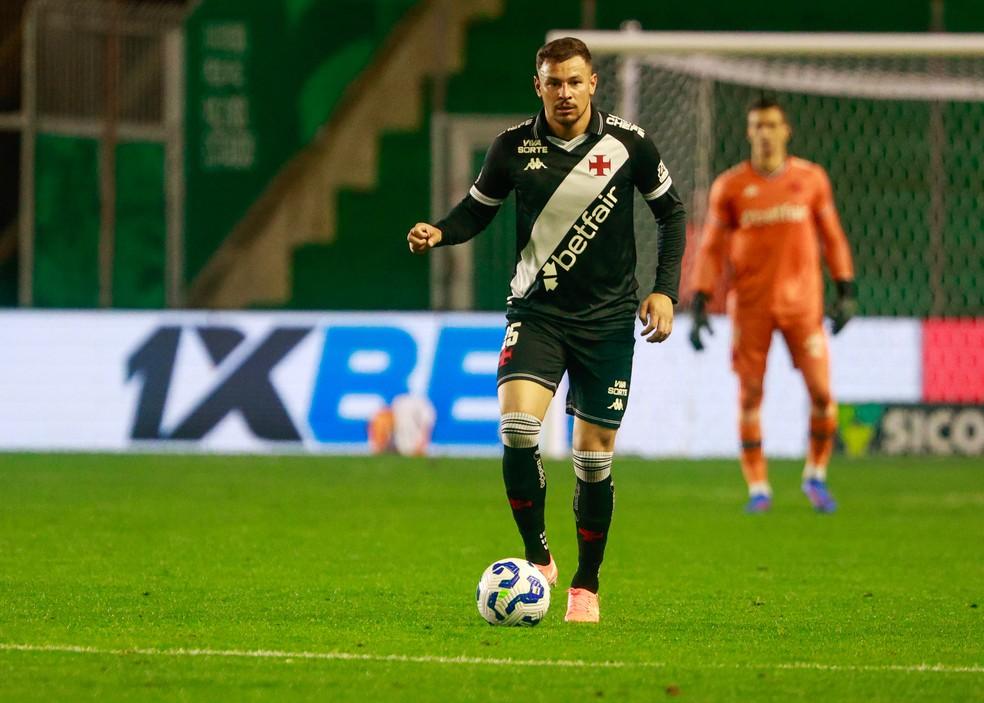 Hugo Moura jogou de zagueiro mais uma vez no Vasco contra o Juventude