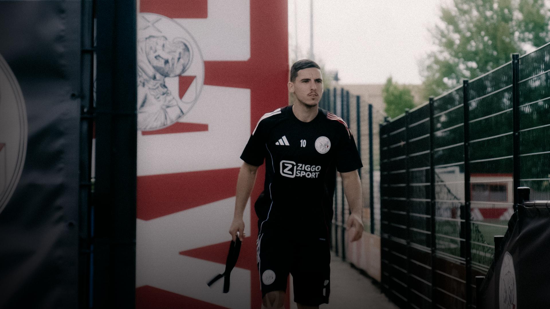 Oscar Gloukh treinando no Ajax
