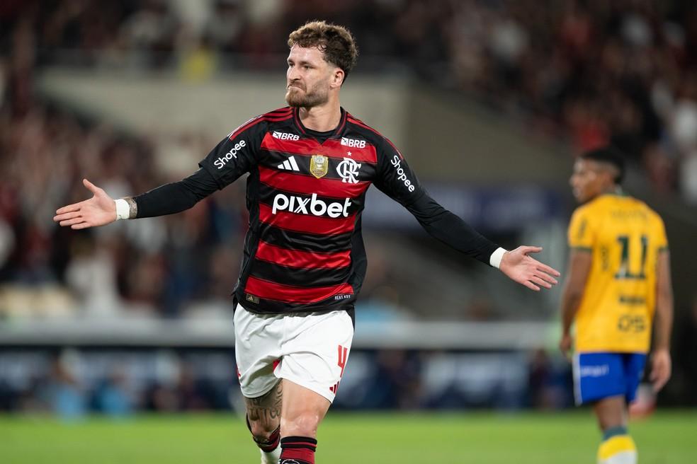 Sevilla, Porto e Valencia fazem contato por Léo Pereira, e Flamengo sequer senta para conversar