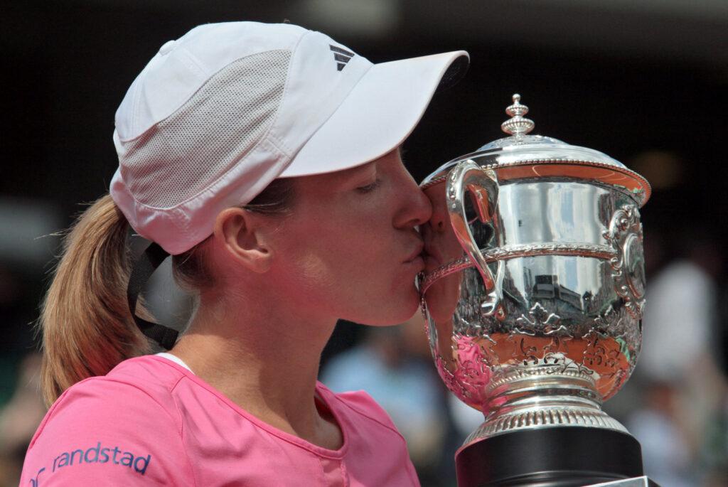 Justine Henin com seu troféu após vencer no Roland Garros