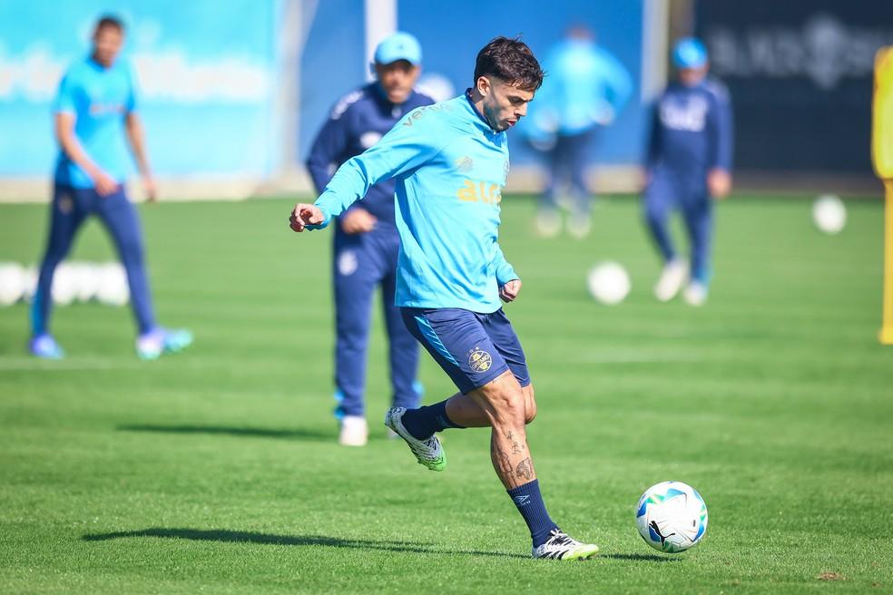 Carballo treina com o grupo do Grêmio