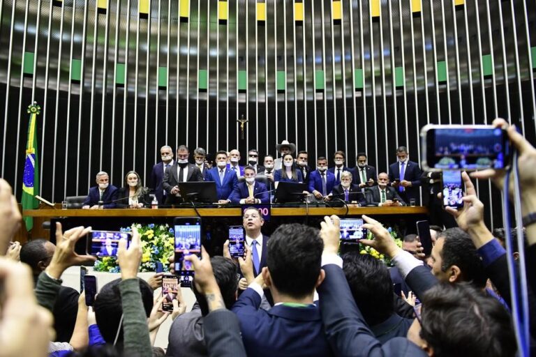 Deputados de oposição são punidos após obstrução no plenário da Câmara dos Deputados