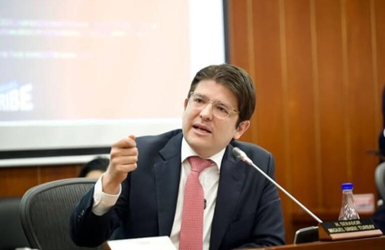 Morre Miguel Uribe, pré-candidato à presidência da Colômbia, dois meses após atentado