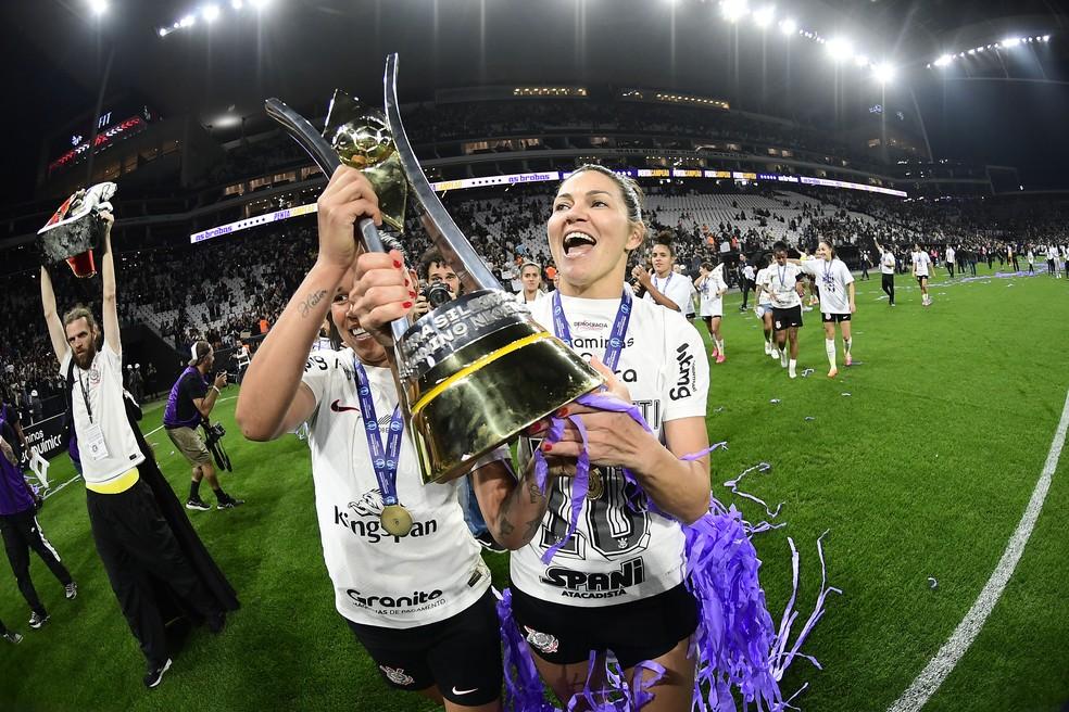 Gabi Zanotti com a taça de campeã brasileira de 2023 pelo Corinthians
