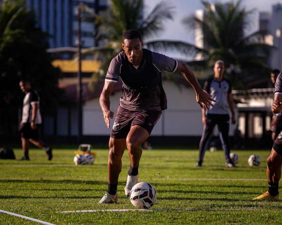 Jenison será titular no ataque do ABC