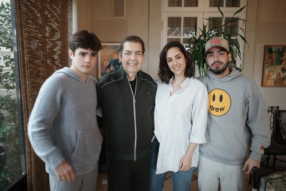 Faustão com os filhos, Rodrigo, Lara e João Silva.