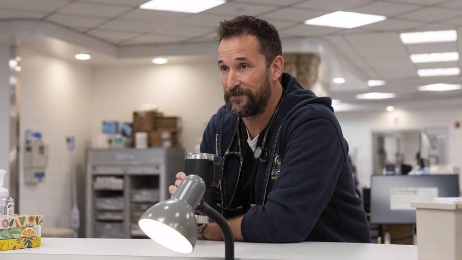 Noah Wyle como Dr. Robby em 'The Pitt'