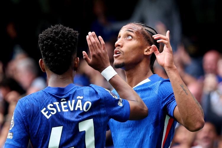 João Pedro comemora com Estêvão após marcar pelo Chelsea contra o Fulham, pelo Inglês