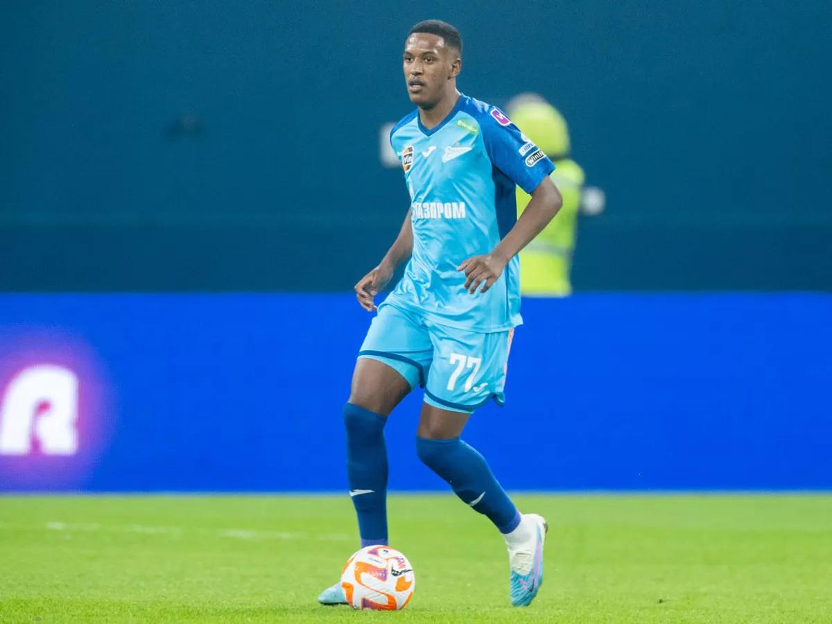 Robert Renan, zagueiro.