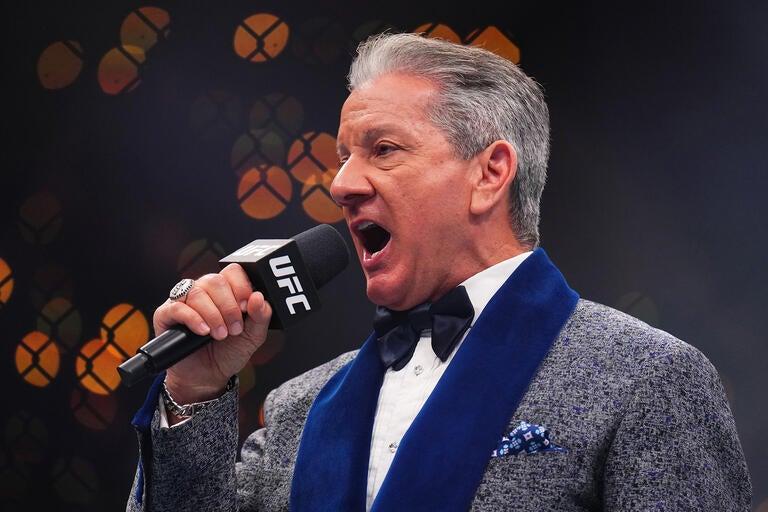 Bruce Buffer apresenta um lutador durante o evento UFC 311