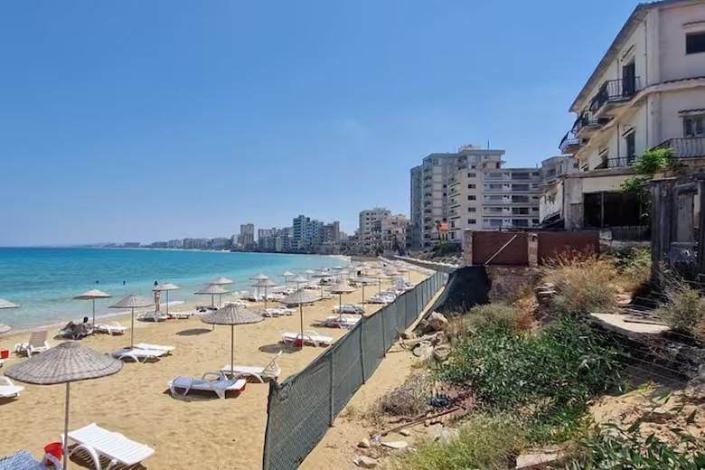 Varosha, a praia cipriota que poderia ter sido um destino exclusivo, mas terminou em abandono.