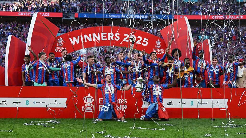 Crystal Palace jogadores celebram a conquista do troféu da FA Cup 2025 no Wembley.