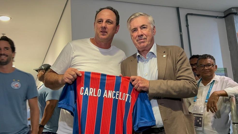 Ancelotti recebe camisa do Bahia das mãos de Rogério Ceni
