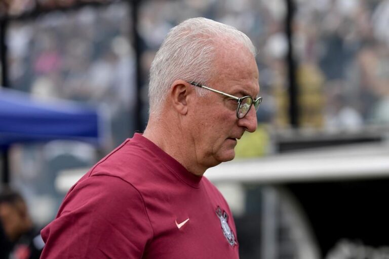Dorival pede paz no Corinthians após turbulências políticas e elogia jovens talentos