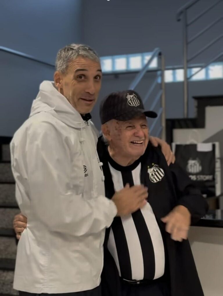 Juan Pablo Vojvoda é apresentado como novo técnico do Santos e se encontra com Pepe