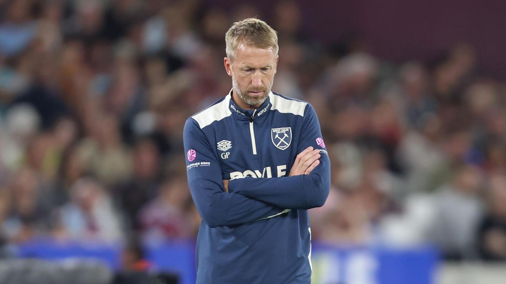 Graham Potter, treinador do West Ham, parece desapontado após a derrota para o Chelsea.