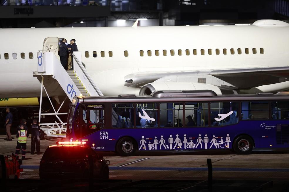 Aeronave C-32 da Força Aérea dos EUA no Aeroporto Internacional Salgado Filho, em Porto Alegre