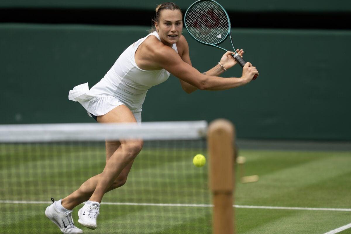 Aryna Sabalenka em ação em Wimbledon.