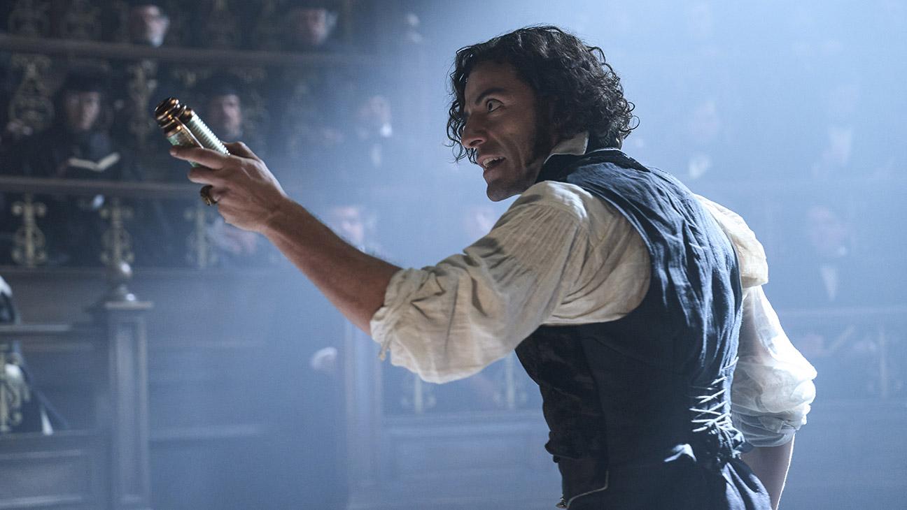 Oscar Isaac como Victor Frankenstein em Frankenstein, dirigido por Guillermo del Toro.