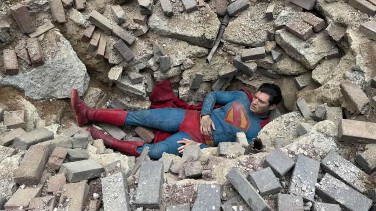 Superman entre escombros