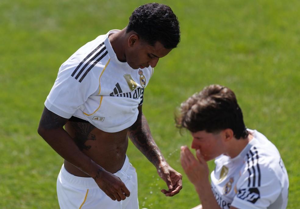 Rodrygo com a braçadeira de capitão do Real Madrid no jogo-treino