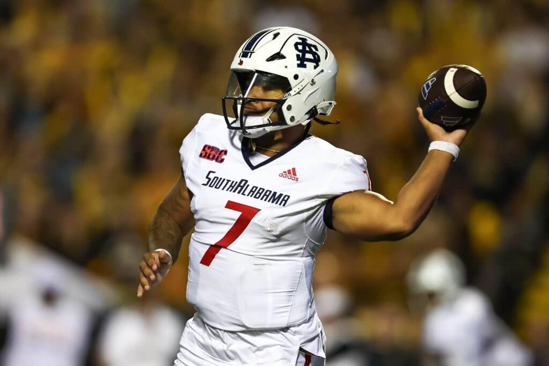 Gio Lopez em ação durante um jogo de futebol americano