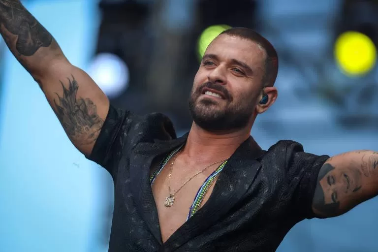 Diogo Nogueira perde a paciência com torcedores do Atlético-MG em show e gera polêmica