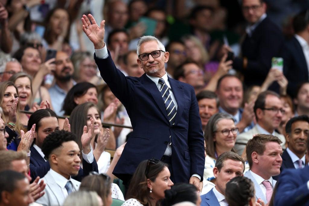 Gary Lineker reagindo em Wimbledon 2023
