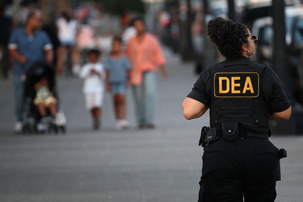 Agente da DEA patrulhando em Washington D.C.